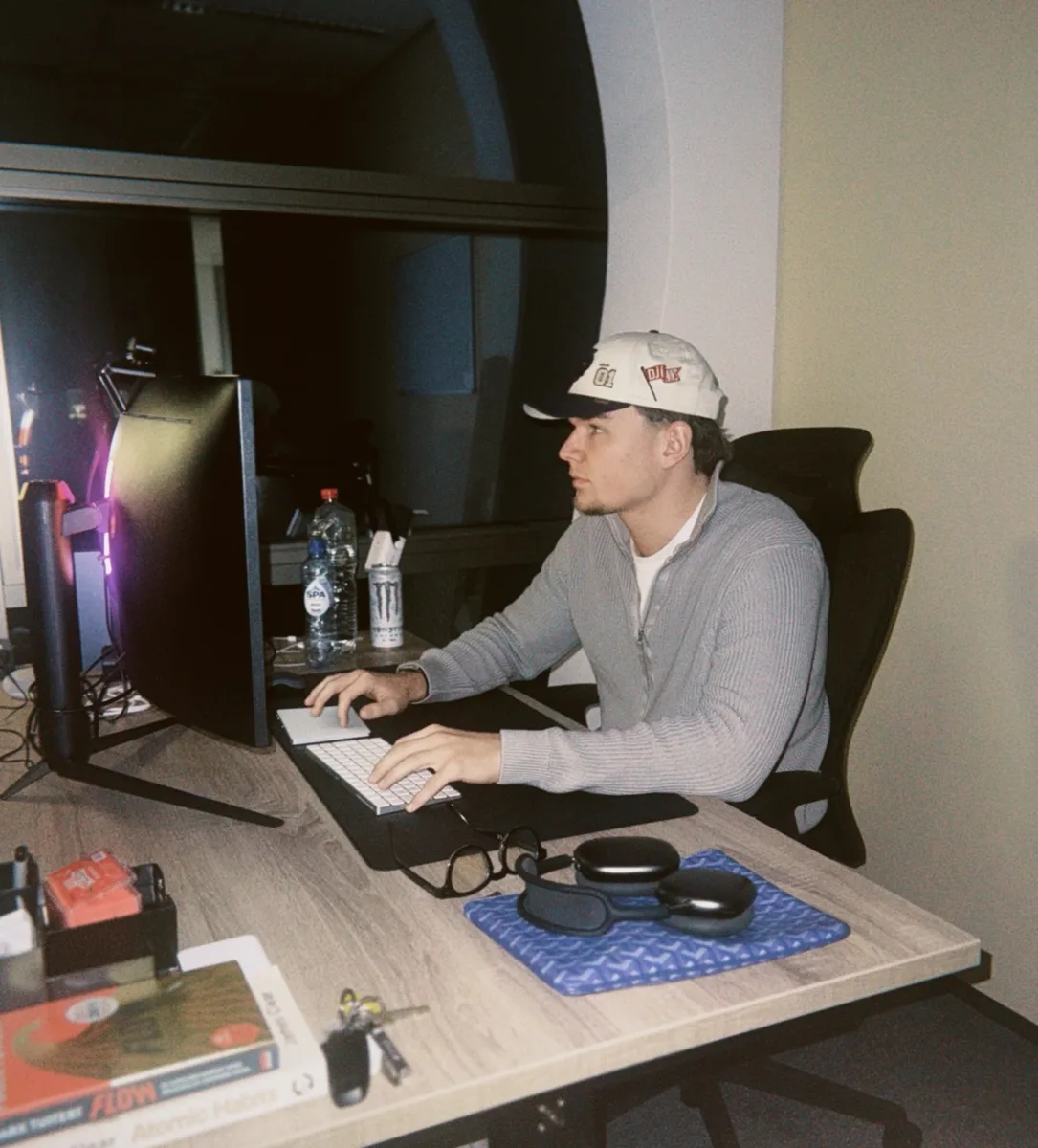 Thijmen van der Linden, founder of Scalingflow, working at his desk